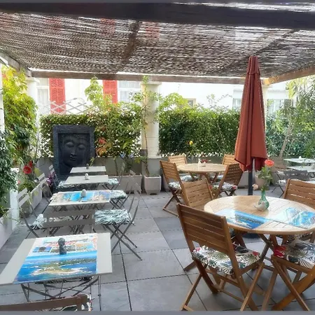 Eden - La Baigneuse מלון 3*